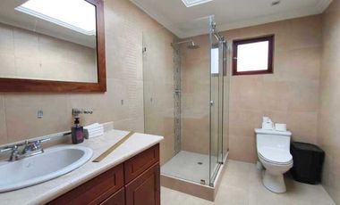 Casa en renta ideal para instituciones o vivienda diagonal al Supermaxi Challuabamba Cuenca.