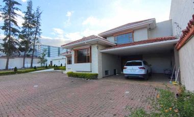 Casa en renta ideal para instituciones o vivienda diagonal al Supermaxi Challuabamba Cuenca.