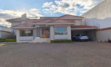 Casa en renta ideal para instituciones o vivienda diagonal al Supermaxi Challuabamba Cuenca.