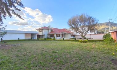 Casa en renta ideal para instituciones o vivienda diagonal al Supermaxi Challuabamba Cuenca.