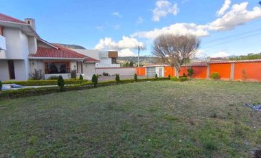 Casa en renta ideal para instituciones o vivienda diagonal al Supermaxi Challuabamba Cuenca.