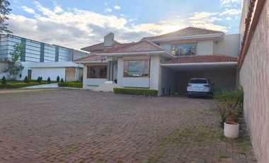 Casa en renta ideal para instituciones o vivienda diagonal al Supermaxi Challuabamba Cuenca.