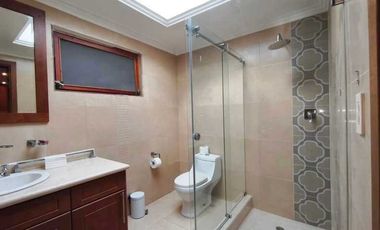 Casa en renta ideal para instituciones o vivienda diagonal al Supermaxi Challuabamba Cuenca.