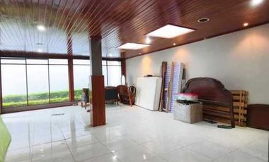 Casa en renta ideal para instituciones o vivienda diagonal al Supermaxi Challuabamba Cuenca.