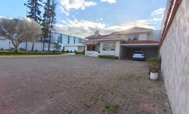 Casa en renta ideal para instituciones o vivienda diagonal al Supermaxi Challuabamba Cuenca.