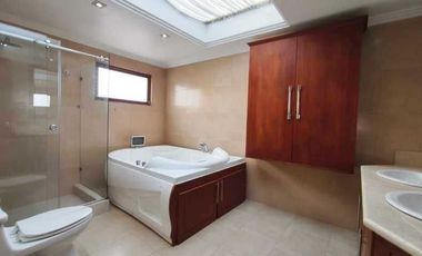 Casa en renta ideal para instituciones o vivienda diagonal al Supermaxi Challuabamba Cuenca.