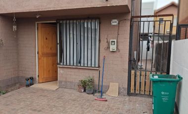 ARRIENDO CASA EN LAGO BLANCO 16381, SAN BERNARDO, CASA de 2 pisos, 3 dormitorios, cercana a Metro Hospital el Pino.