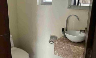 Casa Amueblada en Renta a un costado de Centro Sur acceso a Periférico en media cuadra