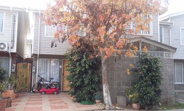 INMEJORABLE CASA DE 2 PISOS, PAREO SIMPLE, PIEDRA ROJA 65, QUILICURA.