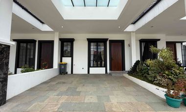 Rumah Mewah Classic  3 Lantai Siap Huni di TB Simatupang – Lebak Bulus, Jakarta Selatan.