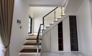 Rumah Mewah Classic  3 Lantai Siap Huni di TB Simatupang – Lebak Bulus, Jakarta Selatan.