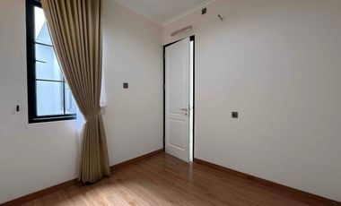 Rumah Mewah Classic  3 Lantai Siap Huni di TB Simatupang – Lebak Bulus, Jakarta Selatan.