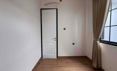 Rumah Mewah Classic  3 Lantai Siap Huni di TB Simatupang – Lebak Bulus, Jakarta Selatan.