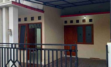 Di sewakan nyaman bersih 3 kamar tidur dkt SMA Ursulin-Manahan-Exit Klodran