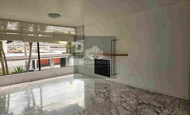Venta de Casa amplia y luminosa de 4 dormitorios, Sector Quito Tenis, Quito, Ecuador
