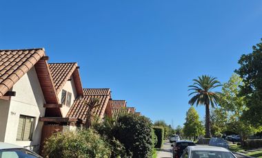 Arriendo maravillosa casa en Sector alto Peñalolén .