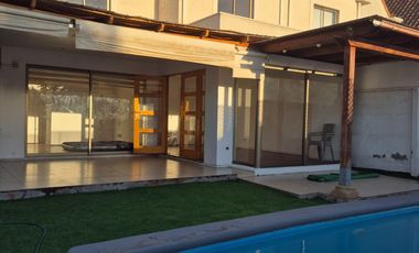 Arriendo maravillosa casa en Sector alto Peñalolén .