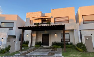 CASA EN RENTA ALTOZANO QUERÉTARO: 3 RECÁMARAS CON BAÑO, ESTUDIO Y PANELES SOLARES.