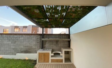 CASA EN RENTA ALTOZANO QUERÉTARO: 3 RECÁMARAS CON BAÑO, ESTUDIO Y PANELES SOLARES.