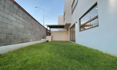 CASA EN RENTA ALTOZANO QUERÉTARO: 3 RECÁMARAS CON BAÑO, ESTUDIO Y PANELES SOLARES.