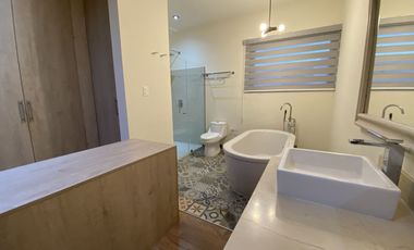 CASA EN RENTA ALTOZANO QUERÉTARO: 3 RECÁMARAS CON BAÑO, ESTUDIO Y PANELES SOLARES.