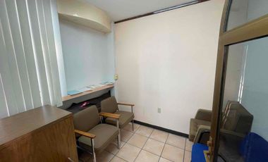 se renta oficina completamente amueblada de 60 m² en la esquina, planta alta colonia Félix Ireta