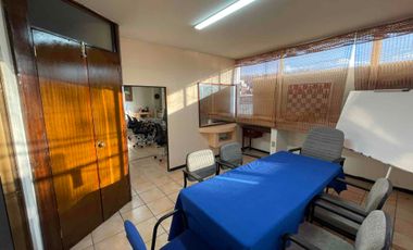 se renta oficina completamente amueblada de 60 m² en la esquina, planta alta colonia Félix Ireta
