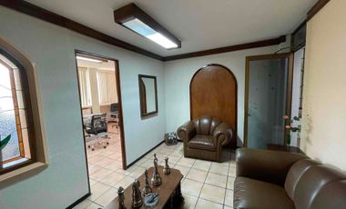 se renta oficina completamente amueblada de 60 m² en la esquina, planta alta colonia Félix Ireta