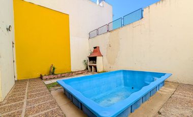VENTA - Casa de 4 dormitorios, cochera, terraza y patio con pileta - Barrio Belgrano