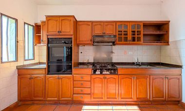 VENTA - Casa de 4 dormitorios, cochera, terraza y patio con pileta - Barrio Belgrano