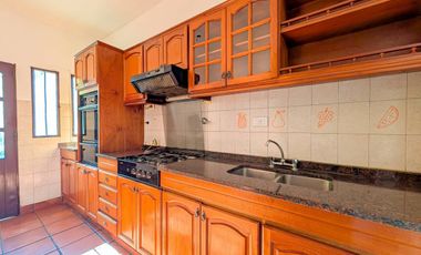 VENTA - Casa de 4 dormitorios, cochera, terraza y patio con pileta - Barrio Belgrano