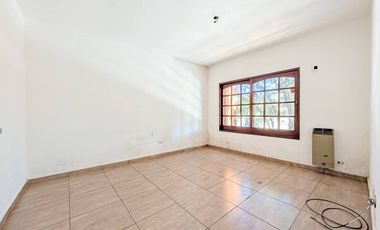 VENTA - Casa de 4 dormitorios, cochera, terraza y patio con pileta - Barrio Belgrano