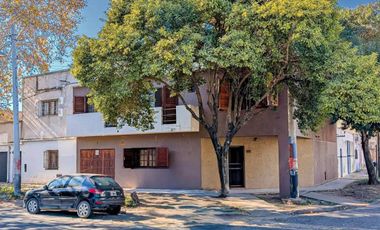 VENTA - Casa de 4 dormitorios, cochera, terraza y patio con pileta - Barrio Belgrano