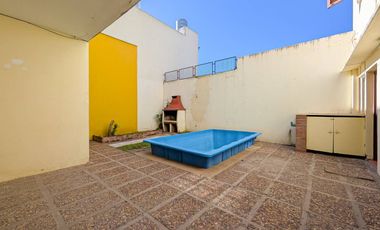 VENTA - Casa de 4 dormitorios, cochera, terraza y patio con pileta - Barrio Belgrano