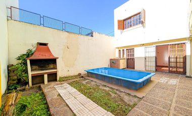 VENTA - Casa de 4 dormitorios, cochera, terraza y patio con pileta - Barrio Belgrano