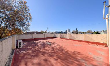 VENTA - Casa de 4 dormitorios, cochera, terraza y patio con pileta - Barrio Belgrano