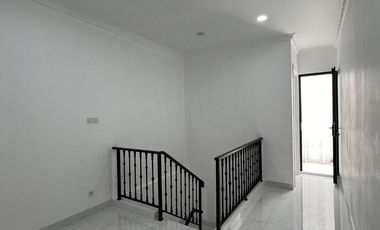 Dijual Rumah 2 Lantai Gaya American classic di Cengkareng