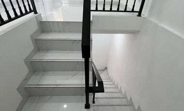 Dijual Rumah 2 Lantai Gaya American classic di Cengkareng