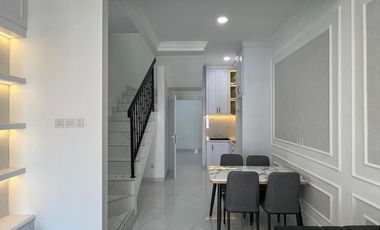 Dijual Rumah 2 Lantai Gaya American classic di Cengkareng
