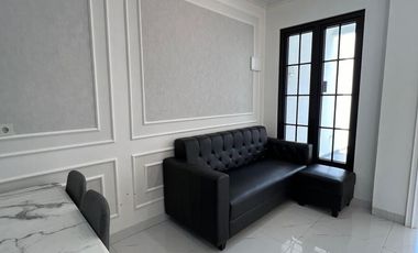 Dijual Rumah 2 Lantai Gaya American classic di Cengkareng