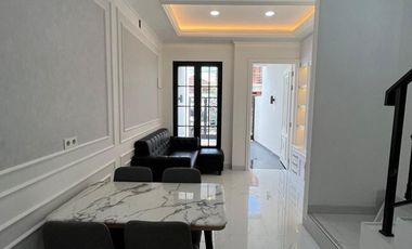 Dijual Rumah 2 Lantai Gaya American classic di Cengkareng
