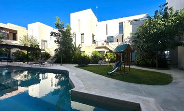 Departamento en PLANTA BAJA, de 3 recámaras, cuarto de servicio, en OMH.