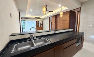 Departamento en PLANTA BAJA, de 3 recámaras, cuarto de servicio, en OMH.