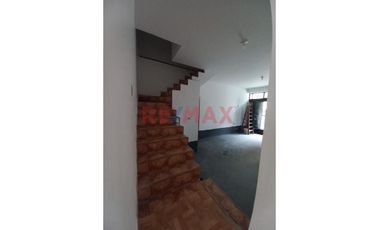 Vendo Casa De 2 Pisos En Villa Solidaridad - Sjm