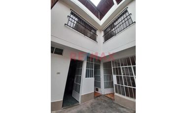 Vendo Casa De 2 Pisos En Villa Solidaridad - Sjm