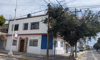 CASA EN ESQUINA EN LA PAZ CON LOCALES COMERCIA