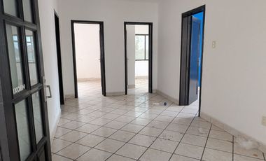 CASA EN ESQUINA EN LA PAZ CON LOCALES COMERCIA