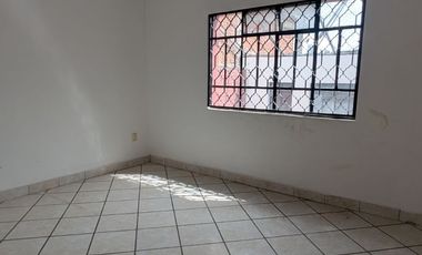 CASA EN ESQUINA EN LA PAZ CON LOCALES COMERCIA