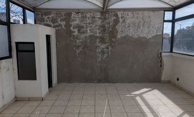 CASA EN ESQUINA EN LA PAZ CON LOCALES COMERCIA