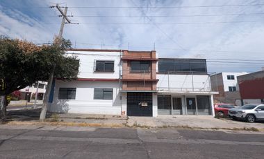 CASA EN ESQUINA EN LA PAZ CON LOCALES COMERCIA